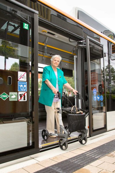 Frau mit Rollator beim Ausstieg